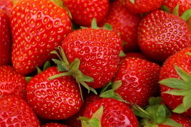 STRAWBERRY BENEFITS, NUTRITIONAL VALUES AND CONTRAINDICATIONS.